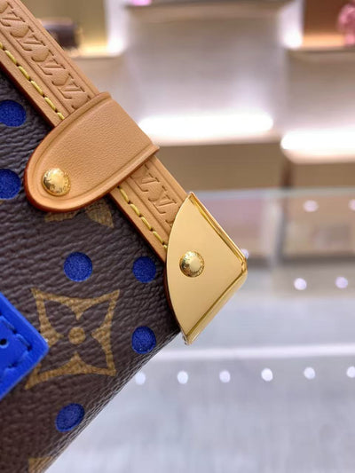 This iconic Side Trunk medium-sized handbag