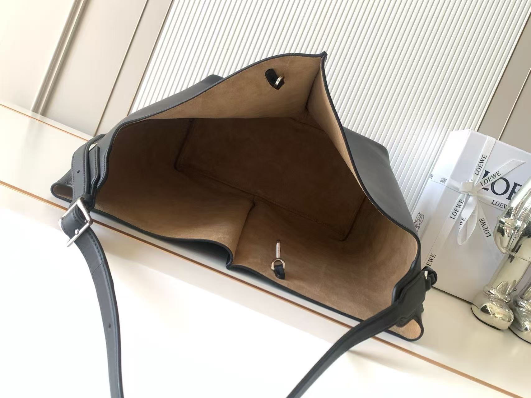 Large smooth cow leather Bilbao bucket handbag